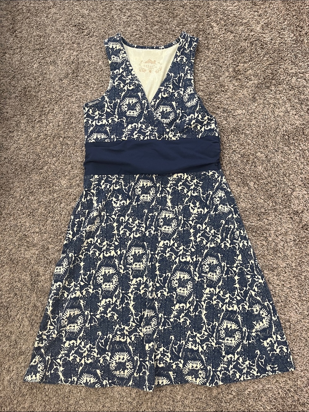 ☀️ sahalie Navy and Cream Sleeveless V-Neck Midi Dress